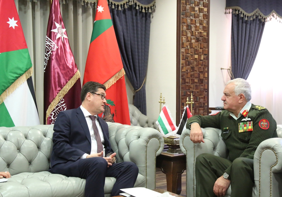 رئيس هيئة الأركان المشتركة يستقبل السفير