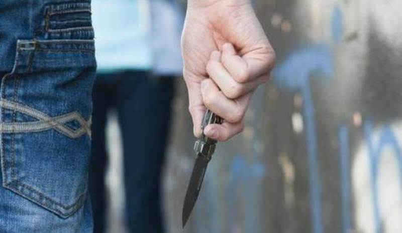 فتى يقتل شابا بعد طعنه بالقلب