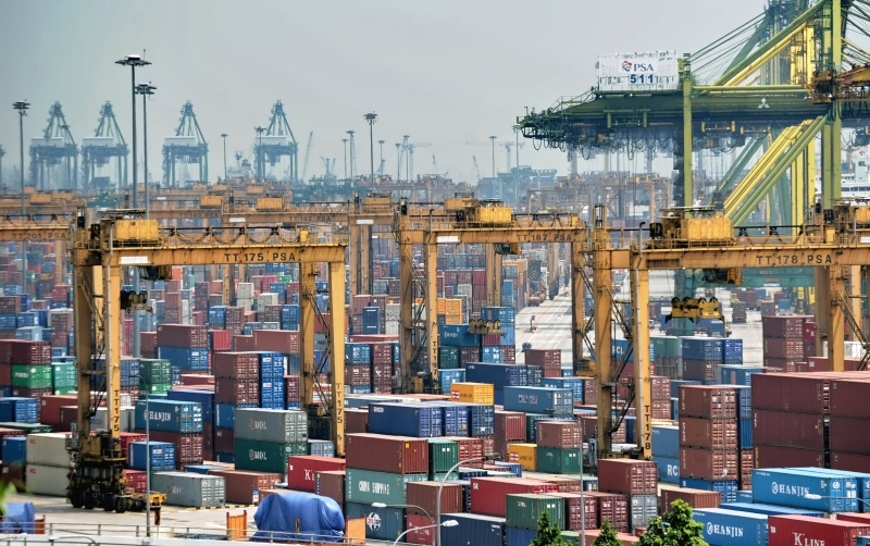 التجارة والاحتجاجات.. . مخاطر تهدد الأسواق