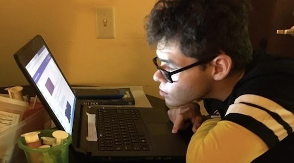 يبث ألعاب الفيديو على مدار الساعة