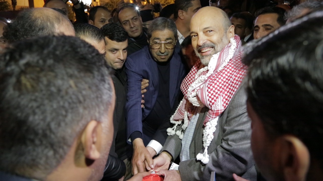 الرزاز يضيء شجرة عيد الميلاد في