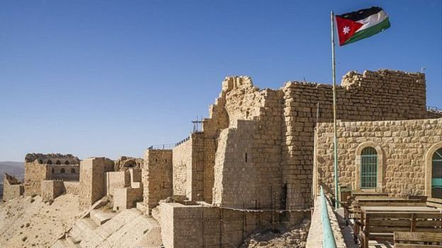 اشهار الديوان الشعري الاول لـ اخلاص