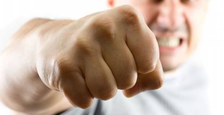 تاجر سيارات وأبناؤه يعتدون على أردني