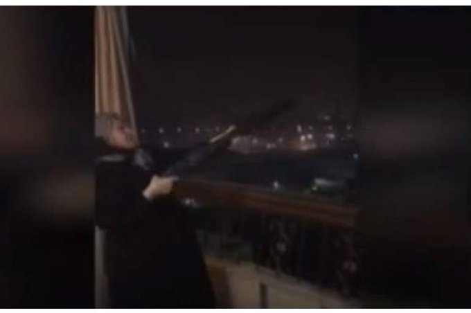 برلمانية مصرية تثير الغضب بإطلاق النار