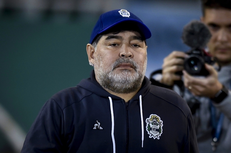 مارادونا يزعم اختطافه من كائنات فضائية