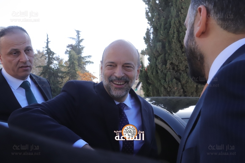 سمعتها تقهقه.. تخبط بكفها على الطاولة