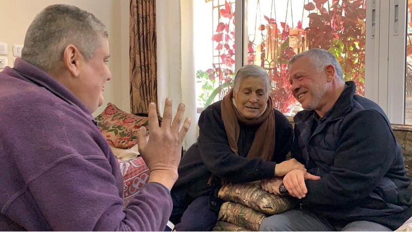 من هي السيدة التي فاجأها الملك