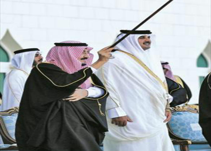 شاهد.. الملك سلمان يتفاعل مع العرضة