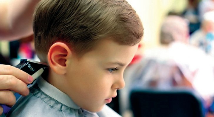 أمريكي لم تعجبه قصة شعر طفله..