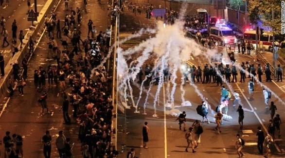 شرطة هونغ كونغ تفرق مظاهرات ليلية