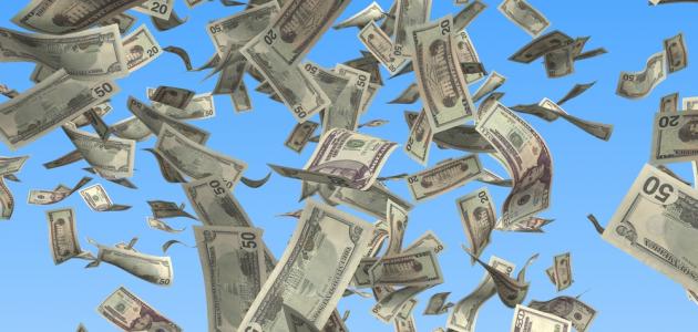 لص يسرق مصرفا ويلقي الأموال على