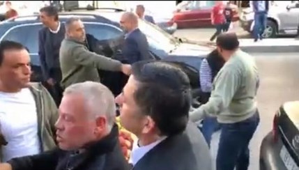 الملك يشتري الخضار والفواكه من بائع