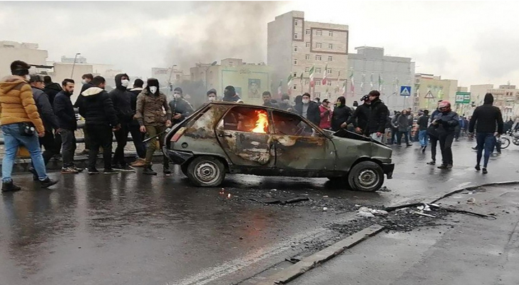 إيران تقطع الإنترنت عن مواطنيها خشية