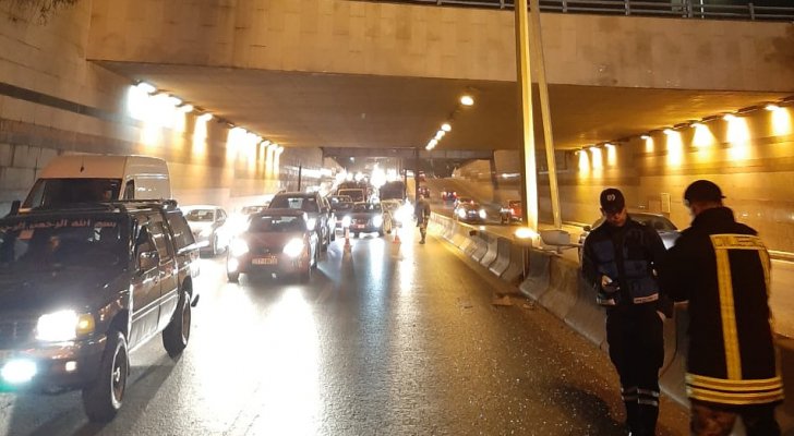 سقوط عامود إنارة في نفق الشعب