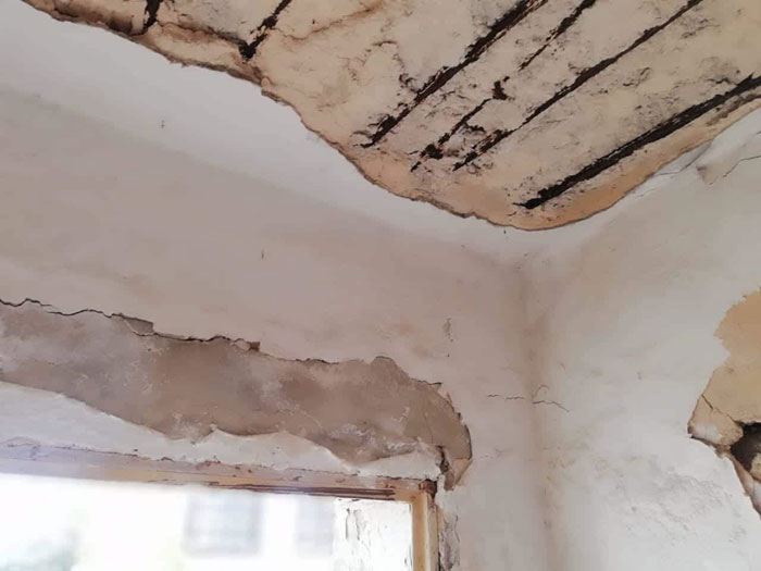 مدرسة سوم الأساسية.. طلبة يدرسون تحت