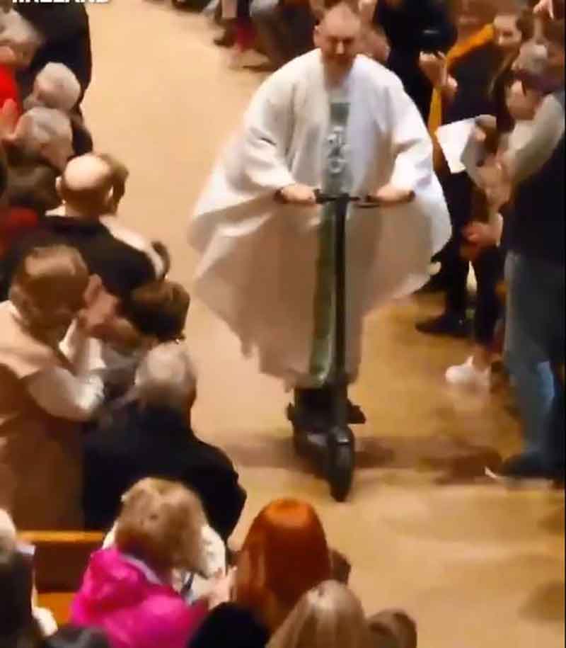 كاهن يغادر قداس ليلة عيد الميلاد