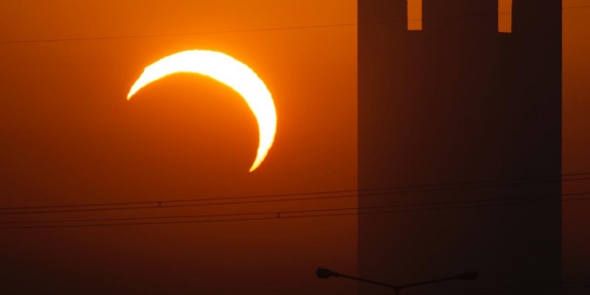 لقطات جمالية من كسوف الشمس في