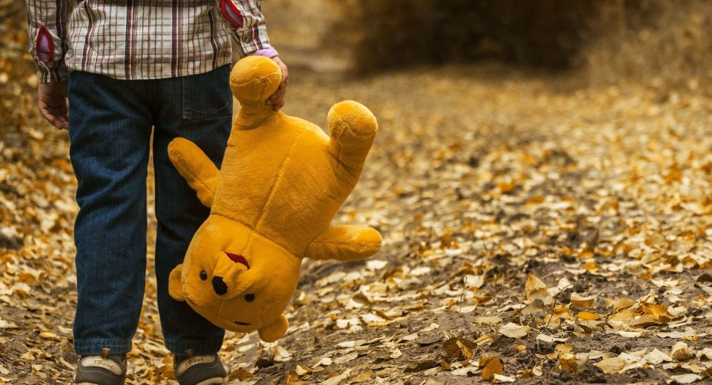 شاهد.. . حارس أمن يختطف طفلا