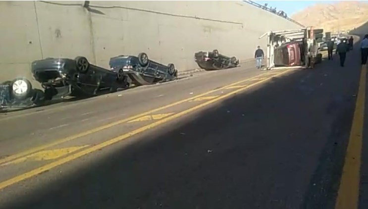 اصابتان بتدهور شاحنة محملة بـ 10