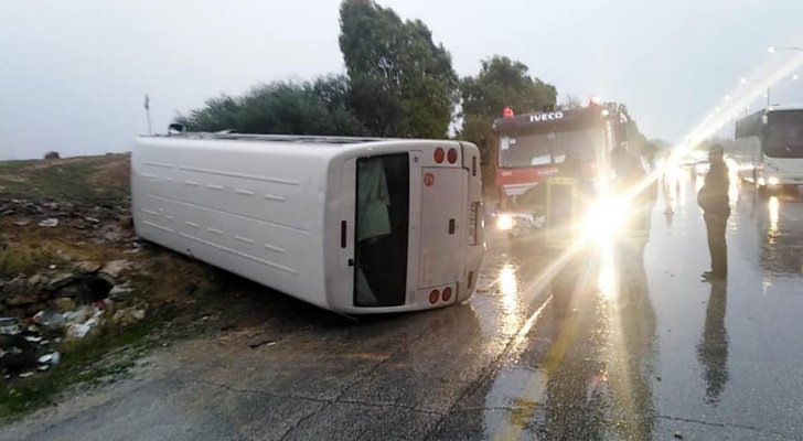 6 إصابات بحادث تدهور حافلة بالقرب