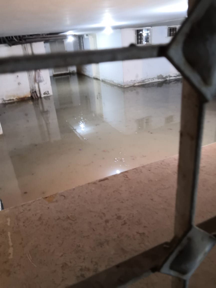 غرق كراج احدى البنايات بعمان بفعل