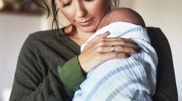 3 مشاعر غريبة تنتاب الأم بعد