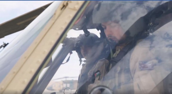 الأمير الحسين ولي العهد يقود طائرة