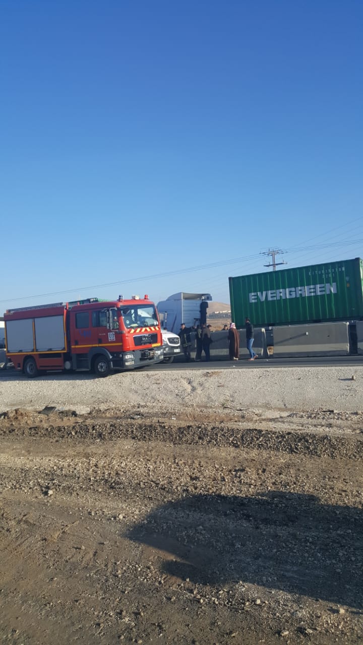 تصادم شاحنتين على الطريق الصحراوي (صور)