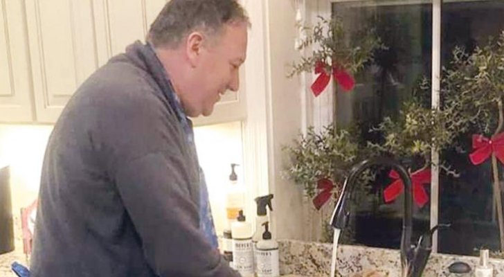 بومبيو يستغل إجازته لممارسة واجباته المنزلية