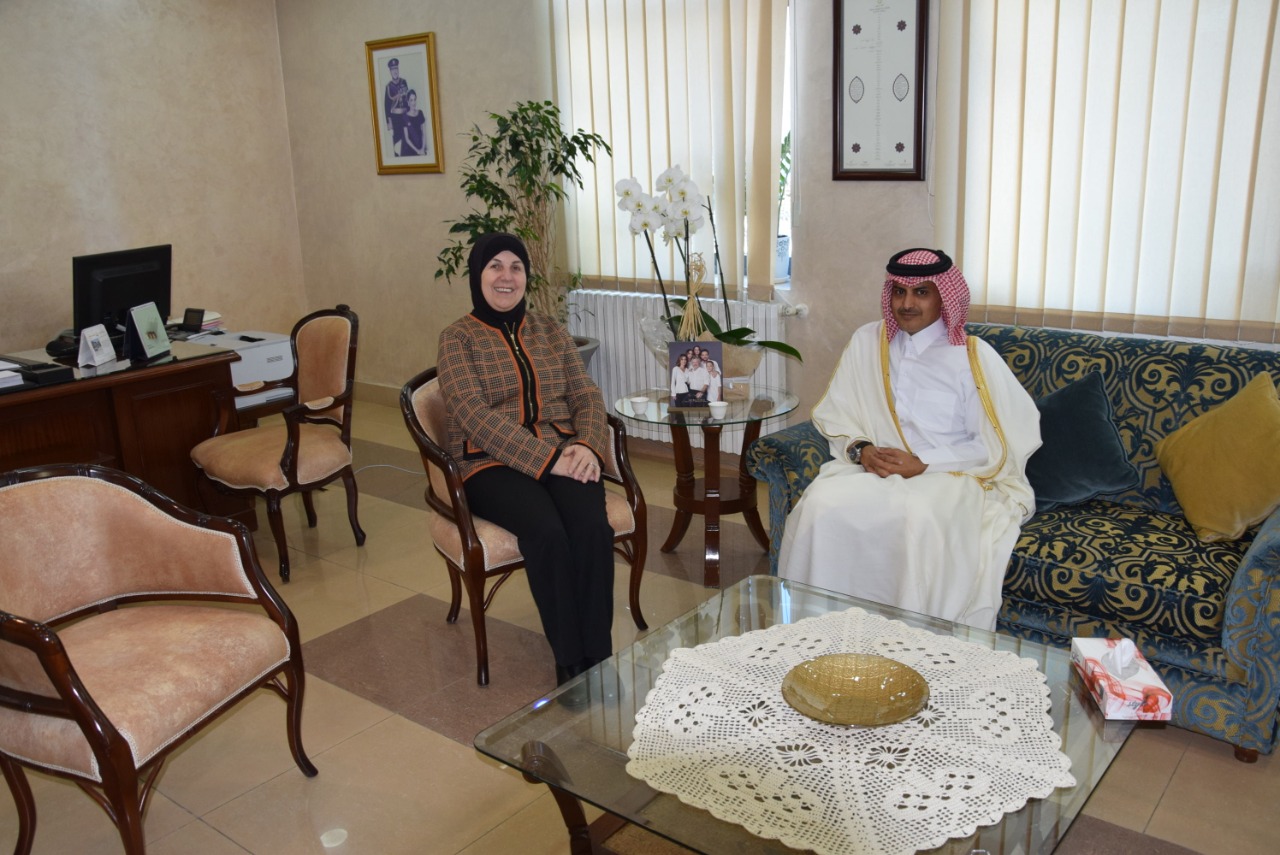 اسحاقات والسفير القطري يبحثان سبل تعزيز