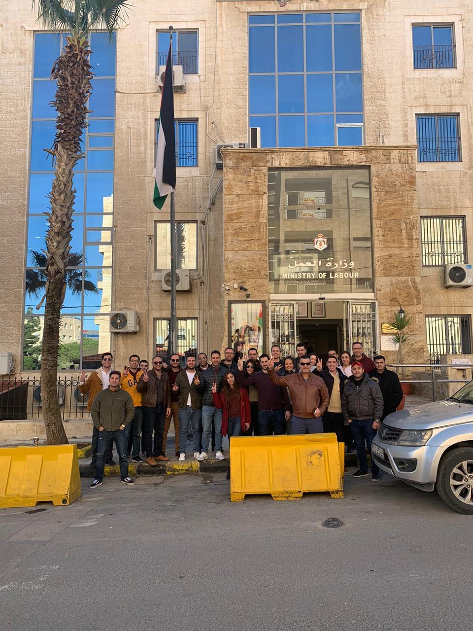 مضيفات ومضيفون يبثون شكوى الى وزارة