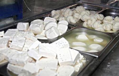 اتلاف 150 كغم من الالبان الفاسدة