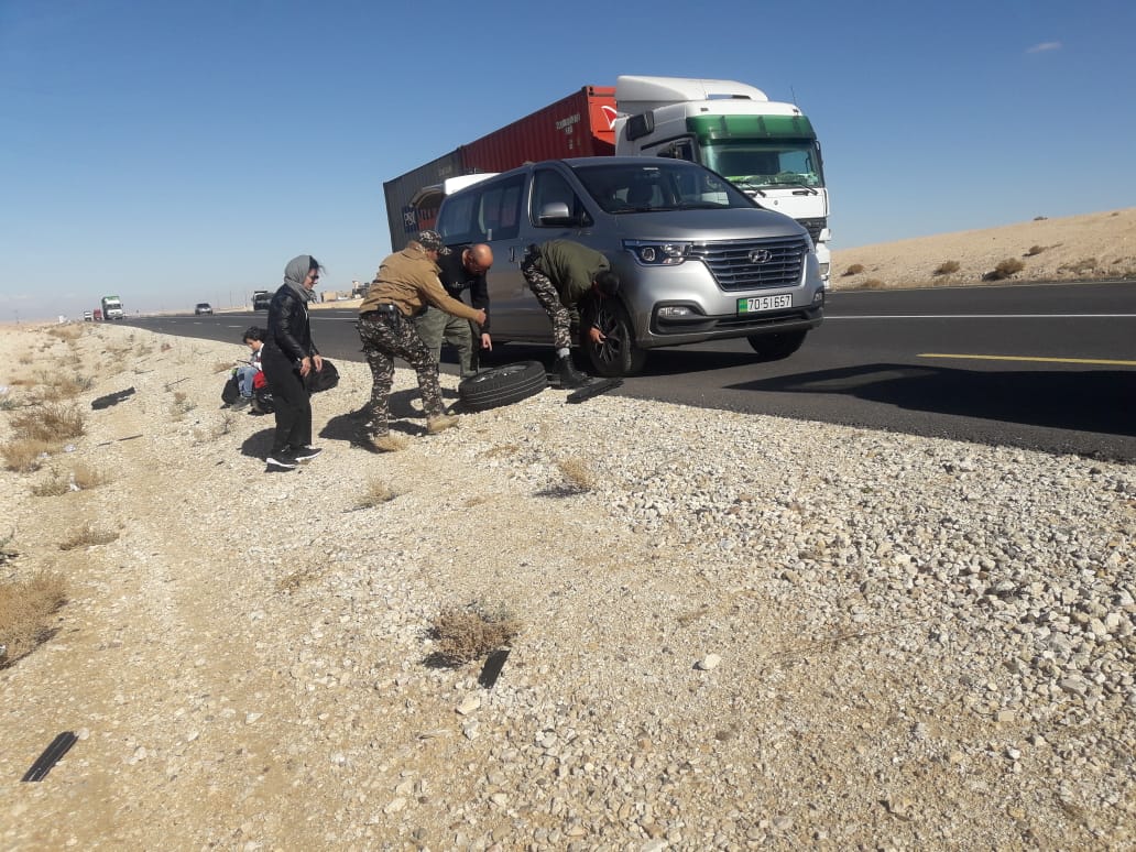 سياح فرنسيون تعطلت مركبتهم على الصحراوي..