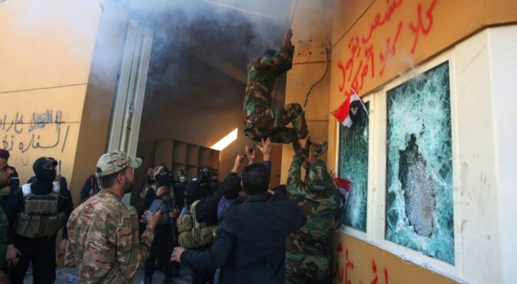 إطلاق غاز مسيل للدموع على متظاهرين