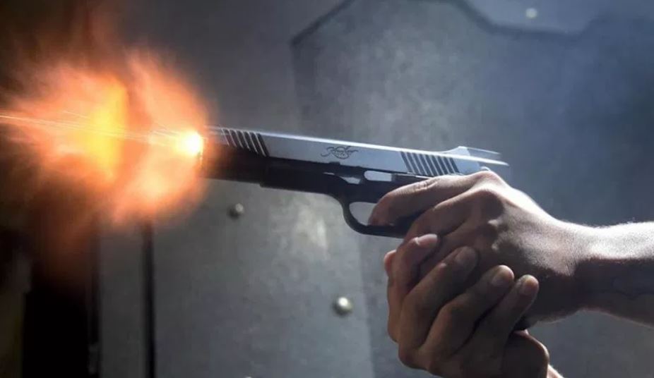 اب يقتل ابنه رميا بالرصاص وينتحر