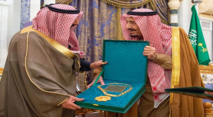 الملك سلمان يتسلم قلادة ’أبي بكر