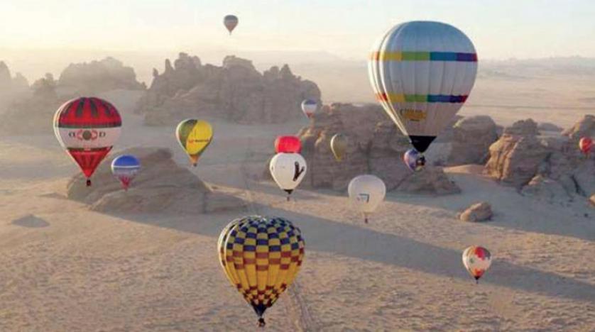 100 منطاد تصحب السياح في جولة