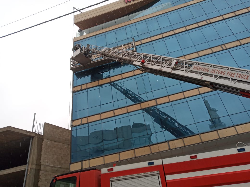 إنقاذ شخص تعطلت به رافعة في