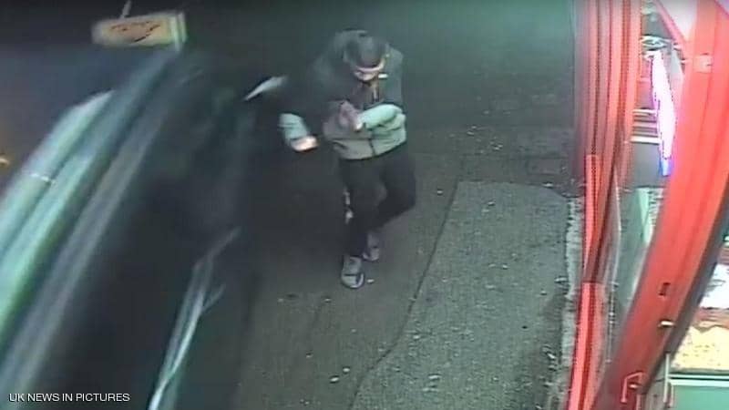 شاهد.. «الملاكم المحظوظ» يفلت من الموت