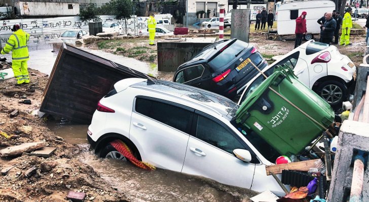 وفاة شاب وامرأة جراء الفيضانات في