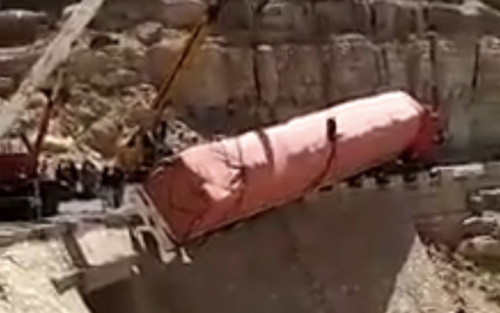 فيديو: رافعتين حاولتا إنقاذ شاحنة من