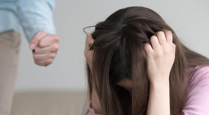 رجل أعمال عربي يضرب صديقته حتى