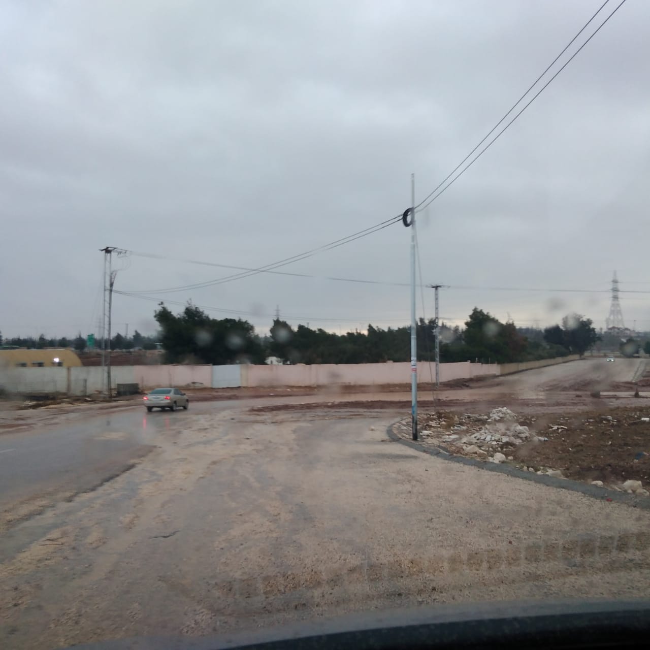 مياه الامطار تتسبب باغلاق جزئي لطريق