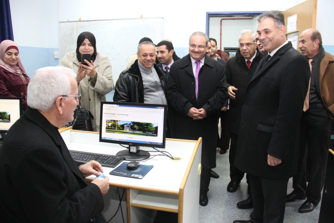 توق يفتتح المعرض الإنتاجي لطلبة كلية