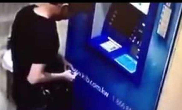 أغرب سرقة لماكينة صراف آلي (فيديو)