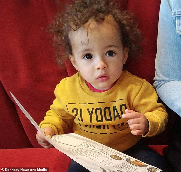 لاصق سوبر غلو يحول جسد طفل