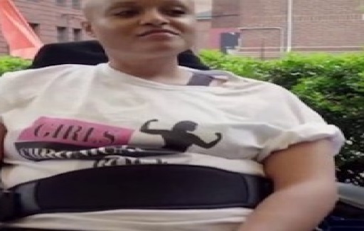 تؤسس شركة أزياء للمعاقين بعد إصابتها