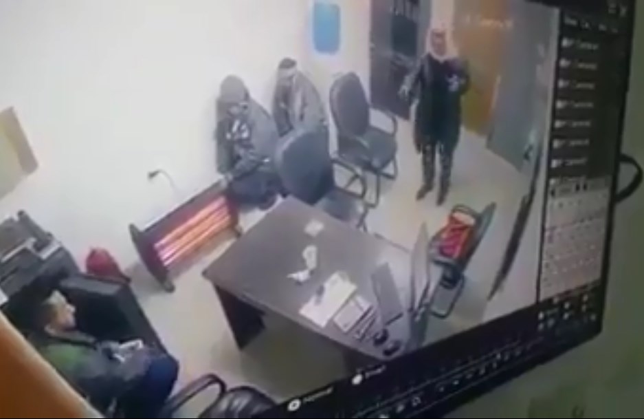 شاهد عملية سلب محطة محروقات في