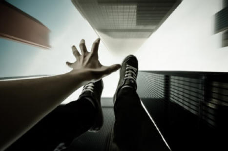 سقوط عامل من الطابق الرابع.. وهذا