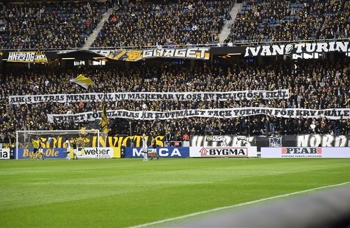 مشجعون سويديون يحتجون بـالنقاب على قرار